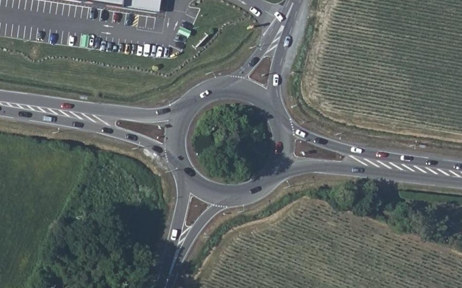 Vue aérienne du Rond-point anonyme n°41436622