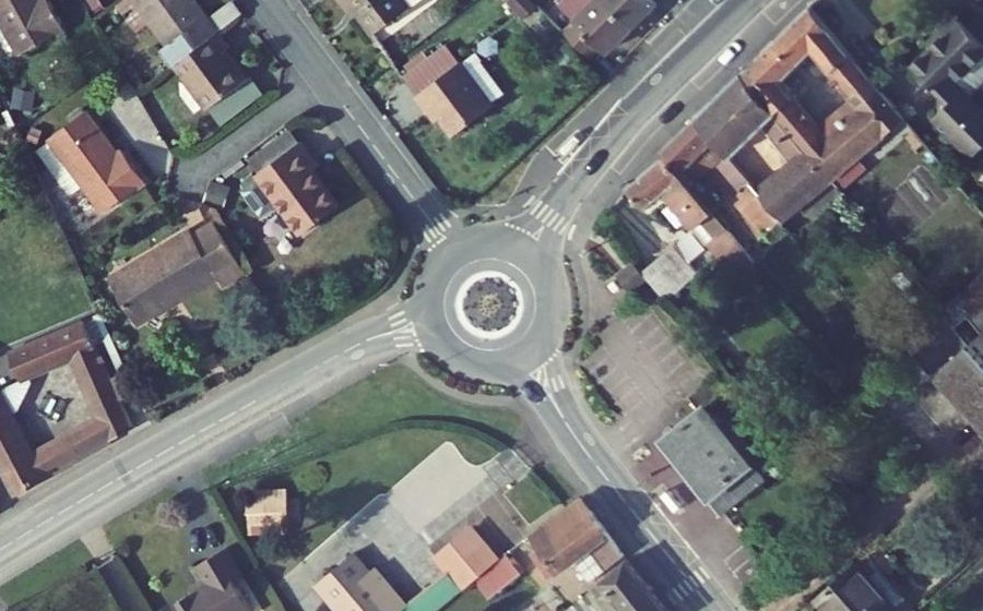 Vue aérienne du Rond-point anonyme n°41441725