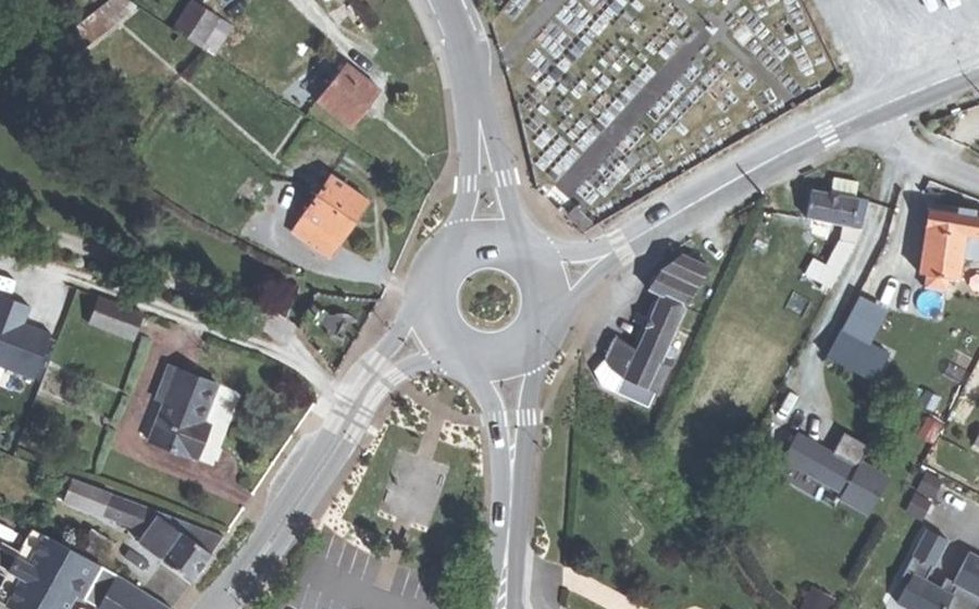 Vue aérienne du Rond-point anonyme n°41441814