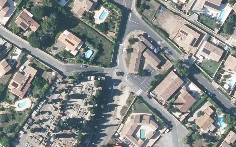 Vue aérienne du Rond-point anonyme n°414421320