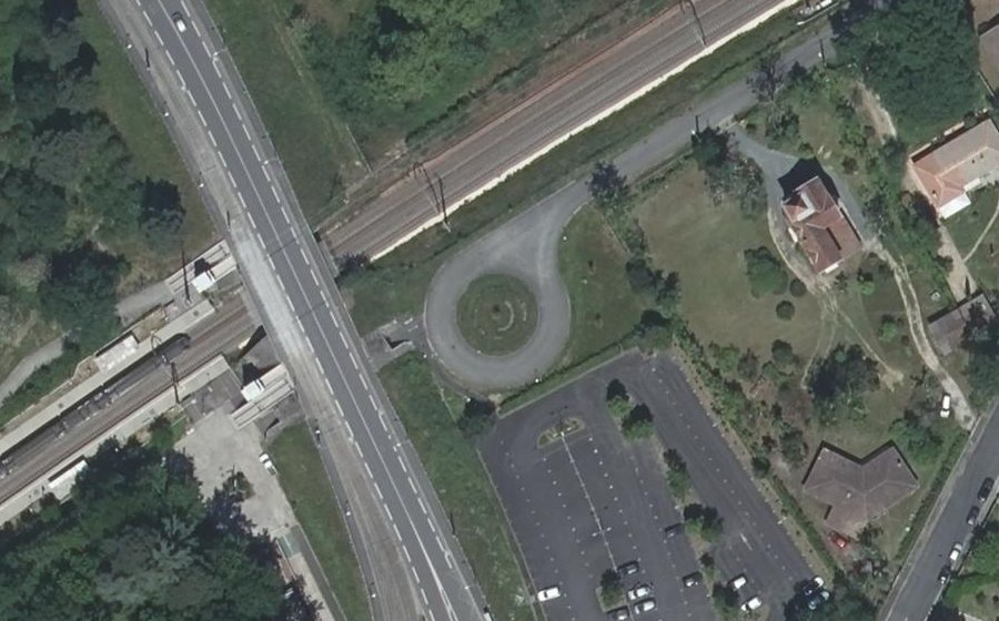 Vue aérienne du Rond-point anonyme n°414432828