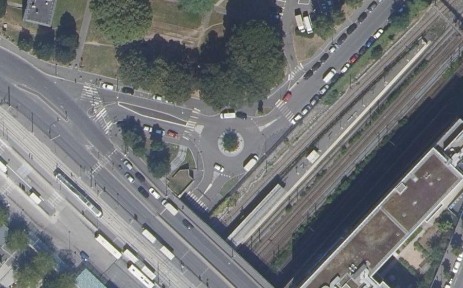 Vue aérienne du Rond-point anonyme n°414802508