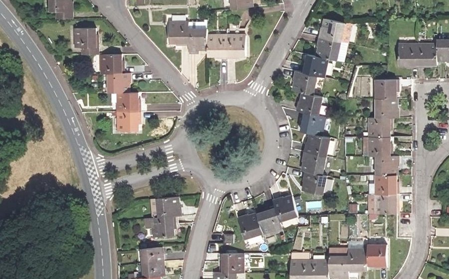 Vue aérienne du Rond-point anonyme n°41505193