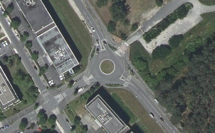 Vue aérienne du Rond-point anonyme n°41505681