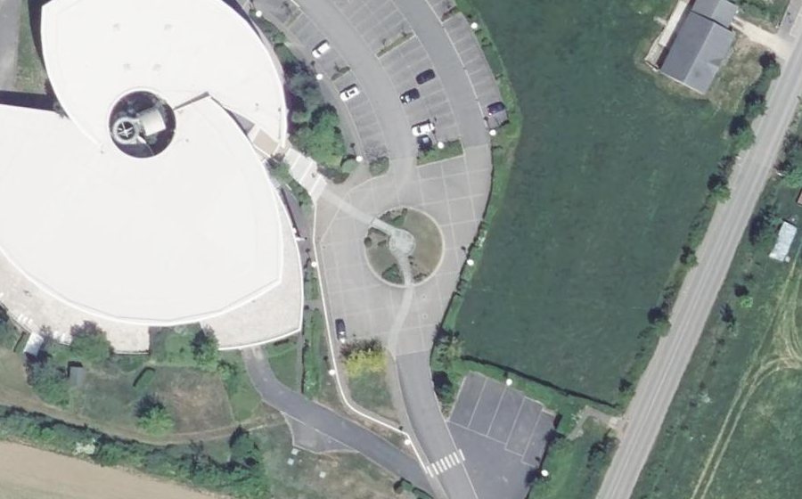 Vue aérienne du Rond-point anonyme n°415062498