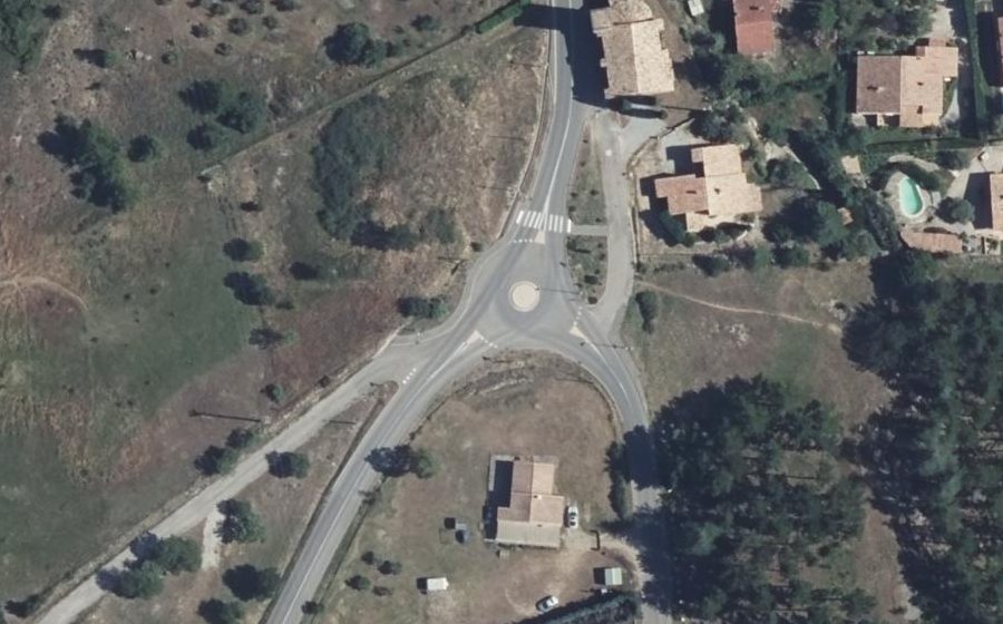 Vue aérienne du Rond-point anonyme n°415076551