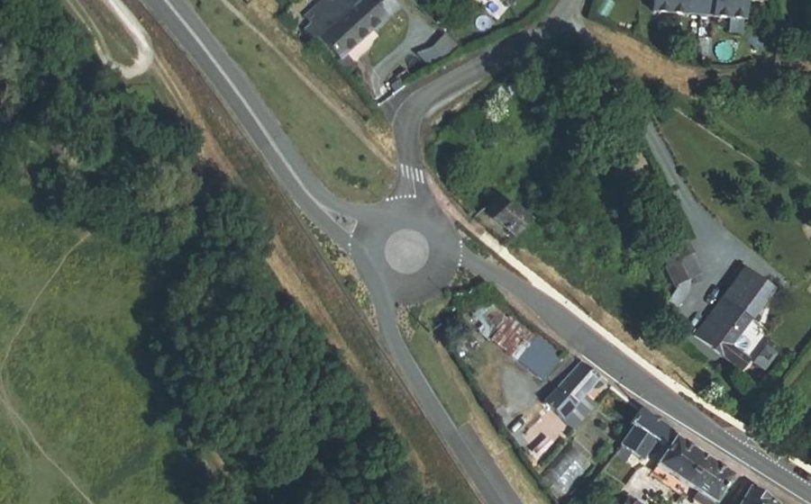 Vue aérienne du Rond-point anonyme n°415456331