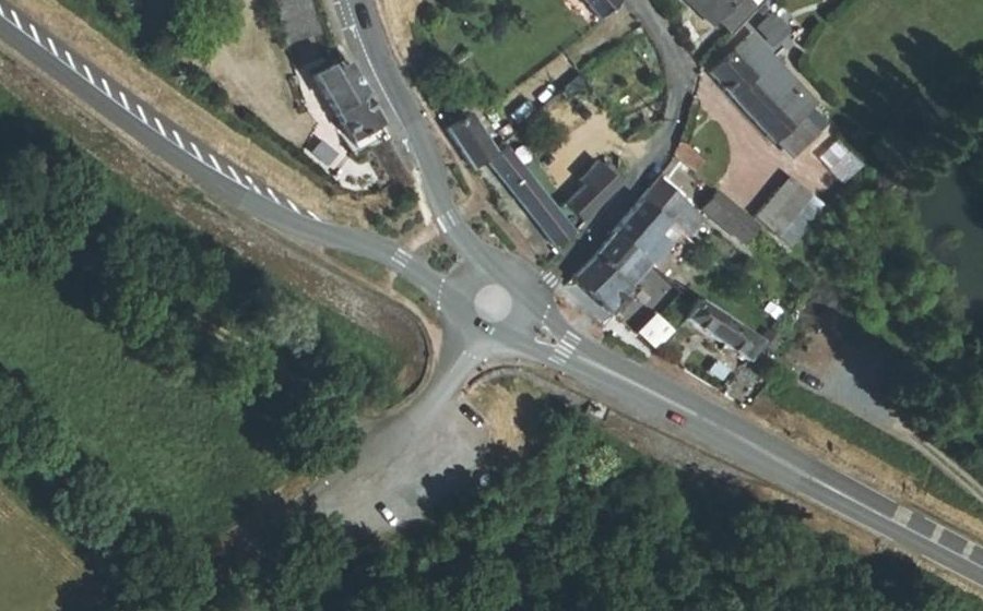 Vue aérienne du Rond-point anonyme n°415458798