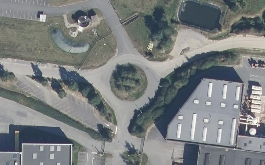 Vue aérienne du Rond-point anonyme n°415468710