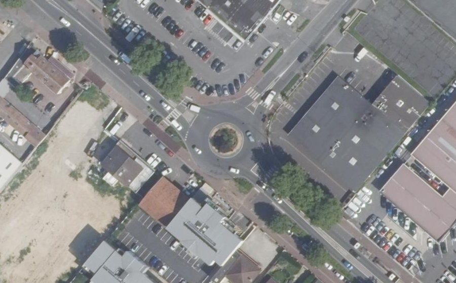 Vue aérienne du Rond-point anonyme n°415596944