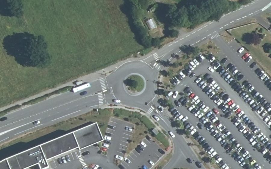 Vue aérienne du Rond-point anonyme n°415624617