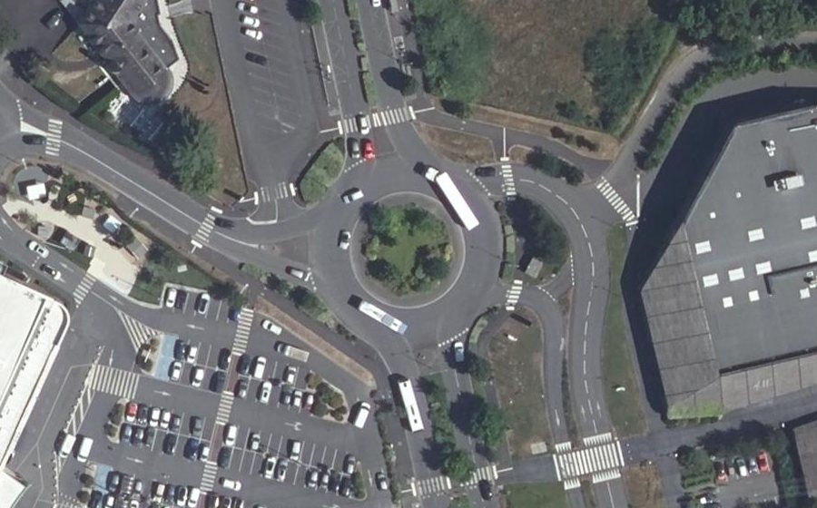 Vue aérienne du Rond-point anonyme n°415640315