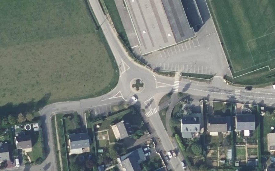 Vue aérienne du Rond-point anonyme n°415728751