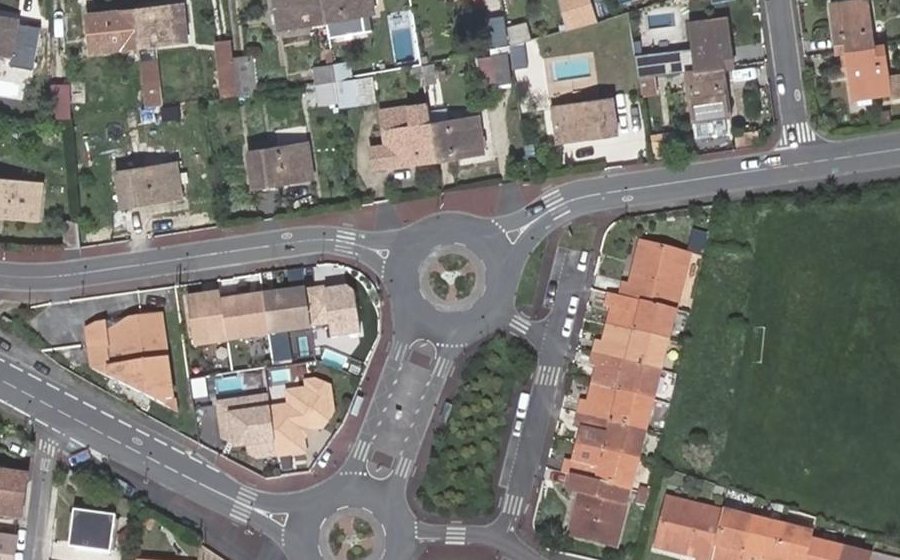 Vue aérienne du Rond-point anonyme n°41597286