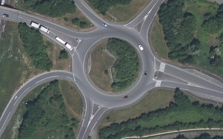 Vue aérienne du Rond-point anonyme n°41602693