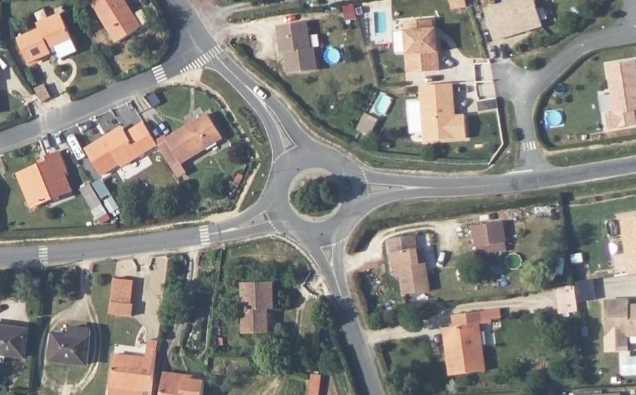 Vue aérienne du Rond-point anonyme n°41604811