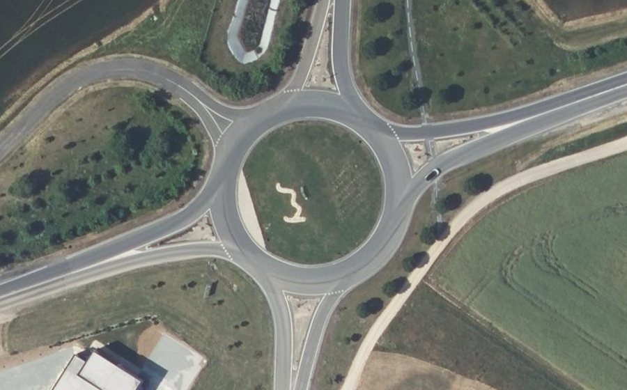Vue aérienne du Rond-point anonyme n°41604824