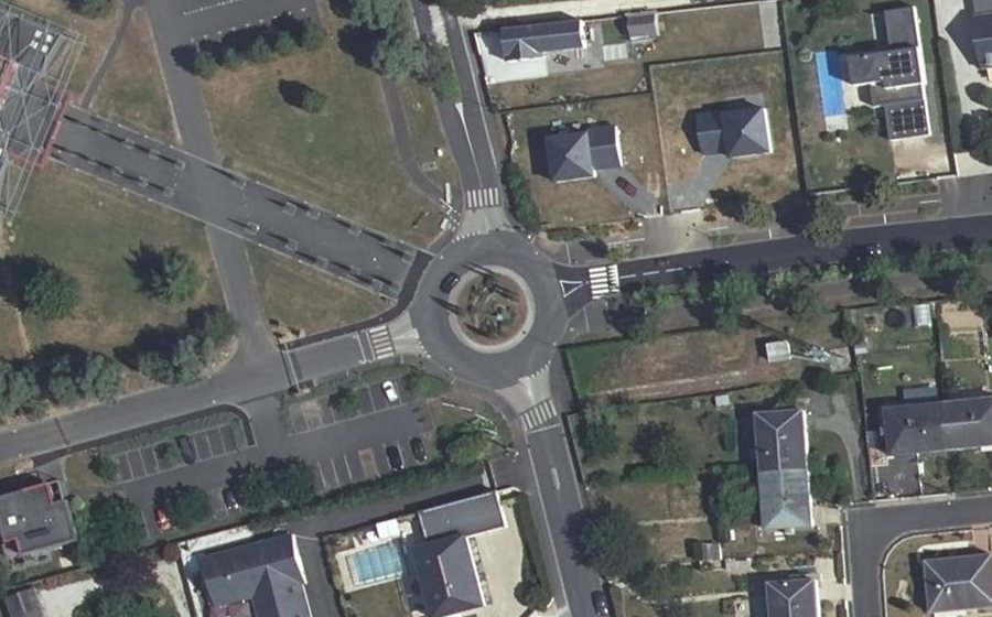 Vue aérienne du Rond-point anonyme n°41667480