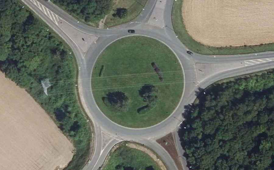 Vue aérienne du Rond-point anonyme n°41675172