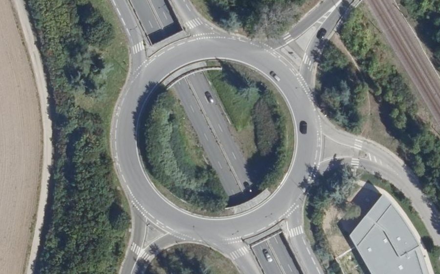 Vue aérienne du Rond-point anonyme n°41675299