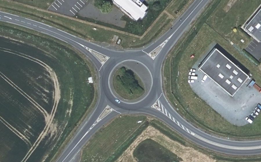 Vue aérienne du Rond-point anonyme n°41683516