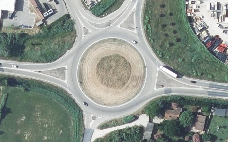 Vue aérienne du Rond-point anonyme n°41702223
