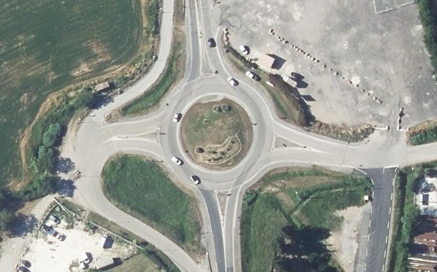 Vue aérienne du Rond-point anonyme n°41702311