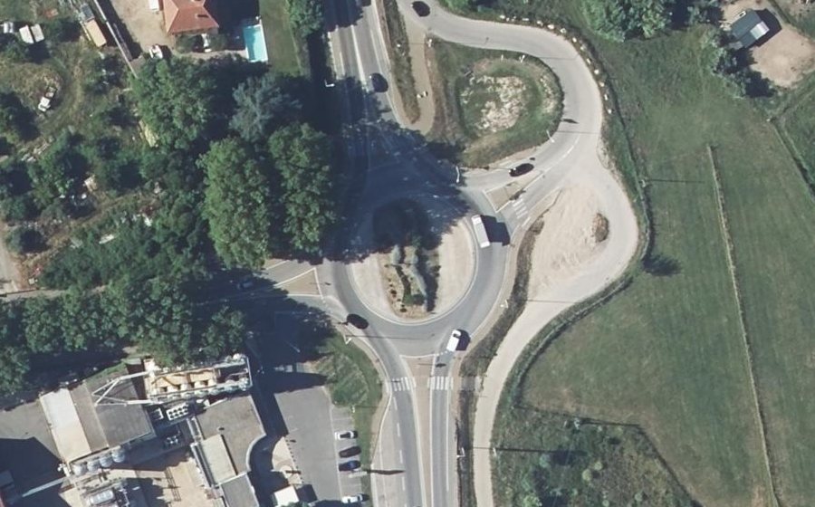 Vue aérienne du Rond-point anonyme n°41702345