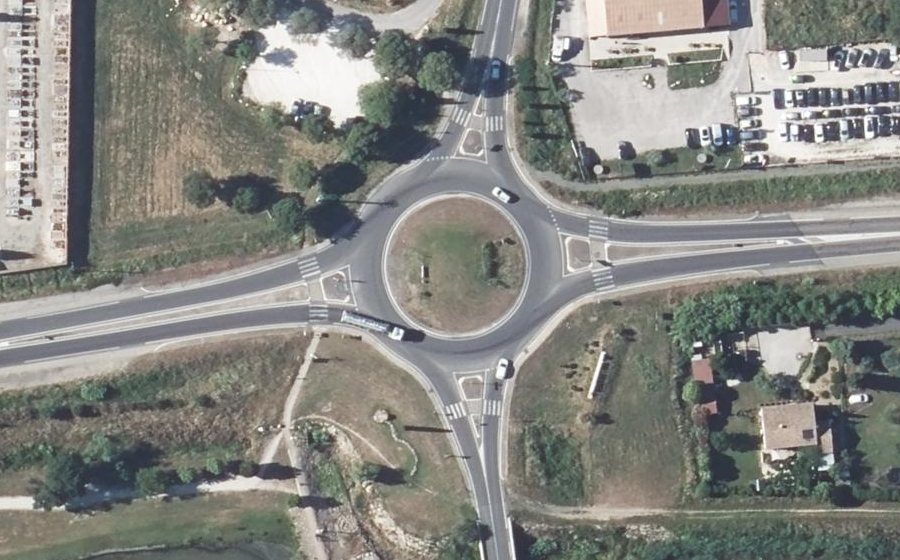 Vue aérienne du Rond-point anonyme n°41702425