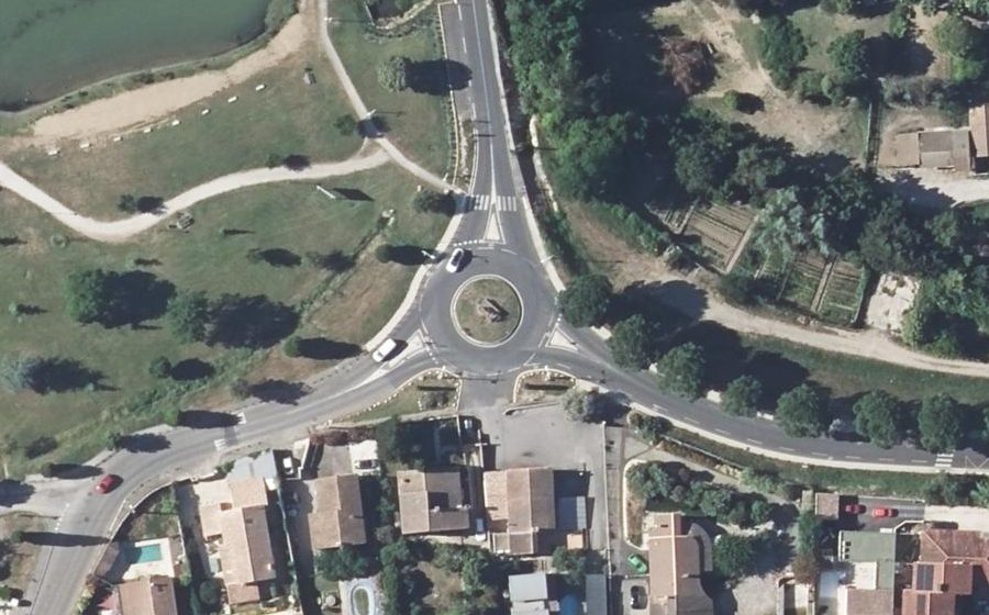Vue aérienne du Rond-point anonyme n°41702473