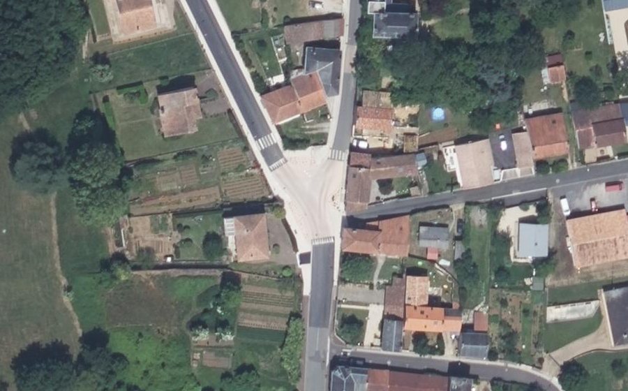 Vue aérienne du Rond-point anonyme n°41704343
