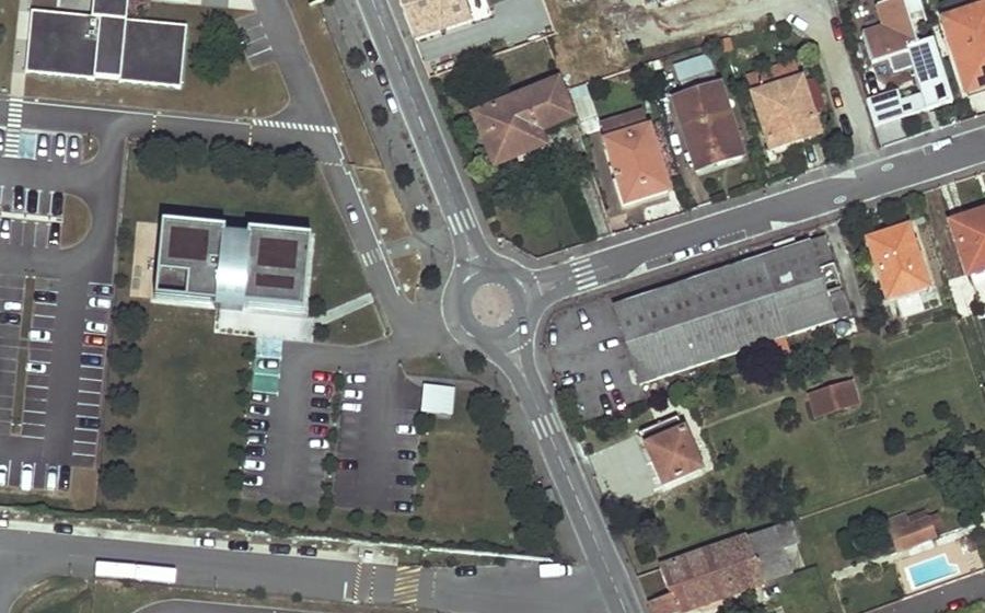 Vue aérienne du Rond-point anonyme n°417371914