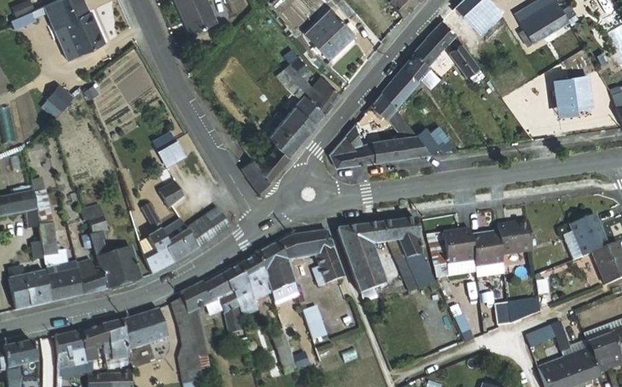 Vue aérienne du Rond-point anonyme n°417582729