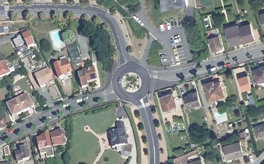 Vue aérienne du Rond-point anonyme n°41764608