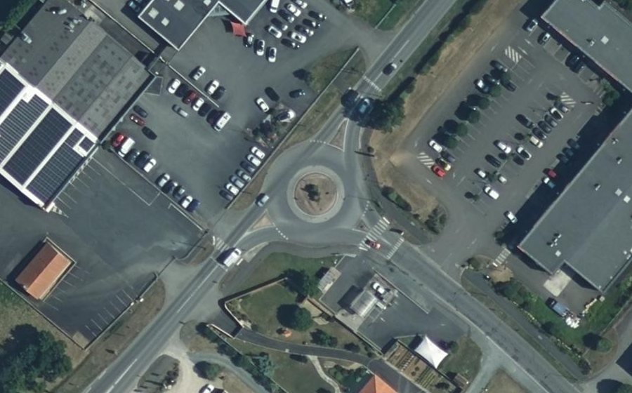Vue aérienne du Rond-point anonyme n°417793635