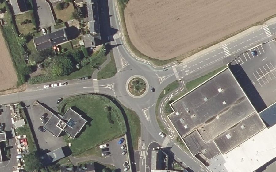 Vue aérienne du Rond-point anonyme n°418042836