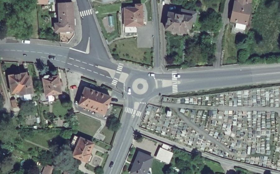 Vue aérienne du Rond-point anonyme n°418074035