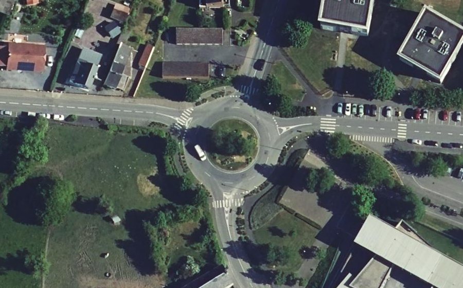 Vue aérienne du Rond-point anonyme n°41809317