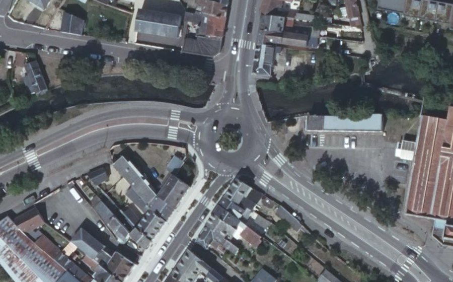 Vue aérienne du Rond-point anonyme n°418107727