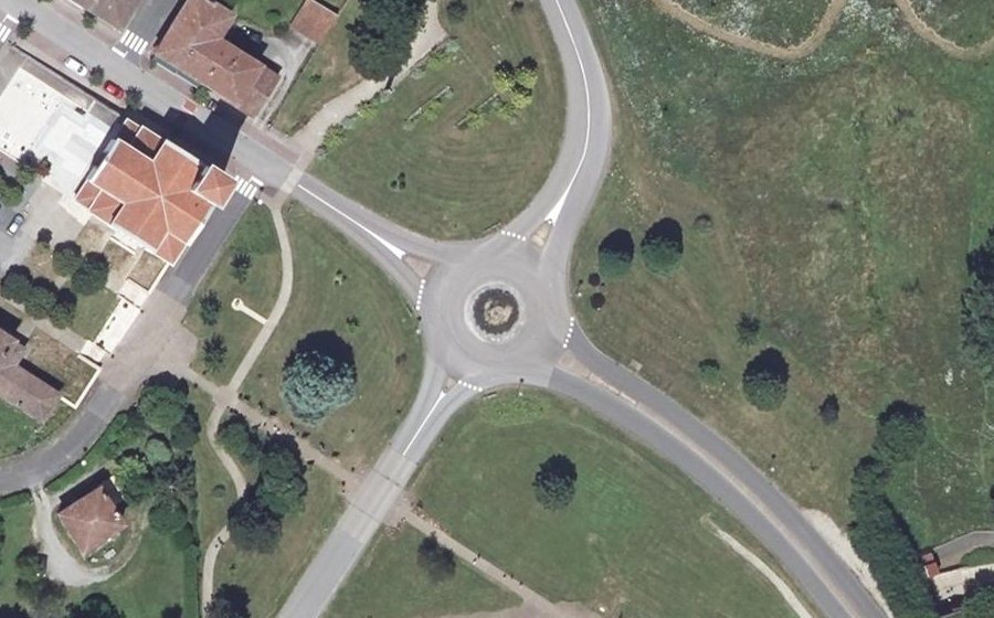 Vue aérienne du Rond-point anonyme n°41815618