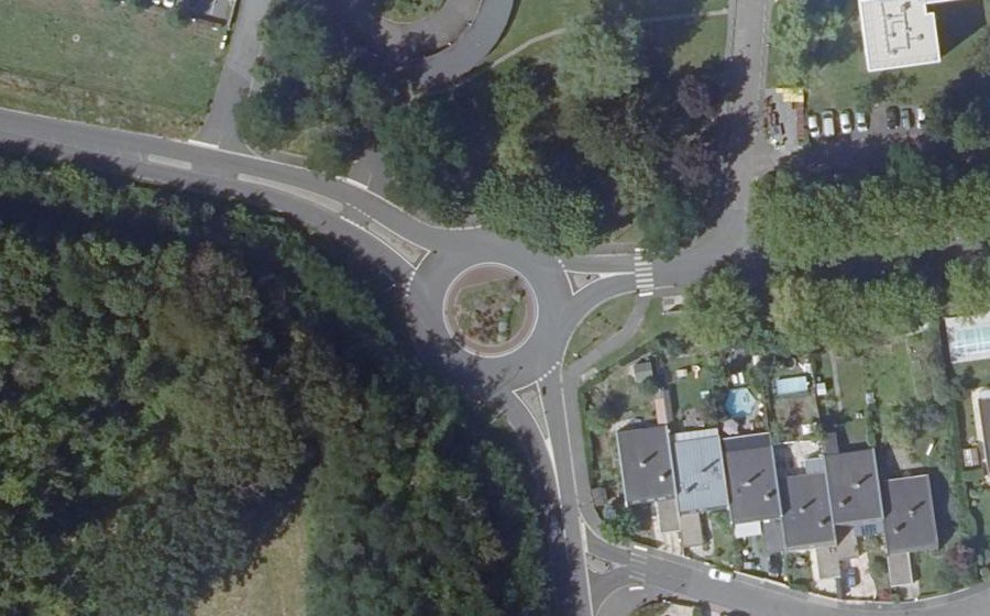 Vue aérienne du Rond-point anonyme n°418284341