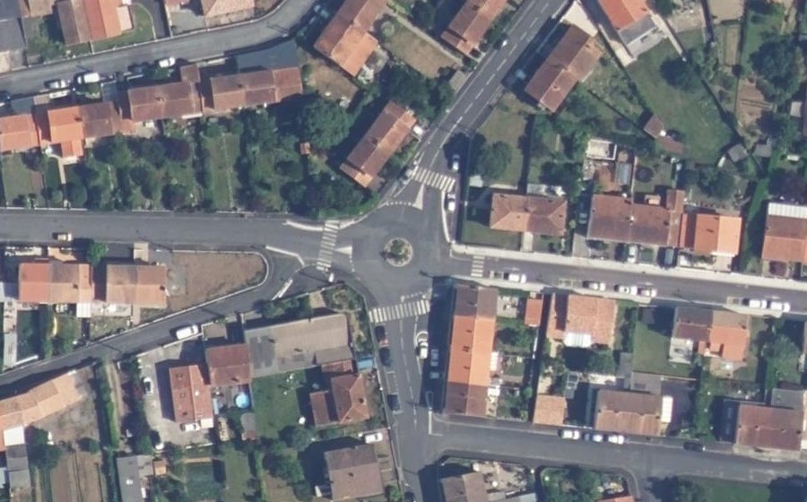 Vue aérienne du Rond-point anonyme n°41836548