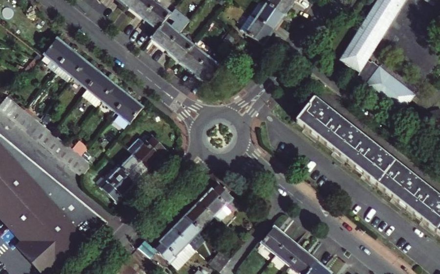 Vue aérienne du Rond-point anonyme n°41845074