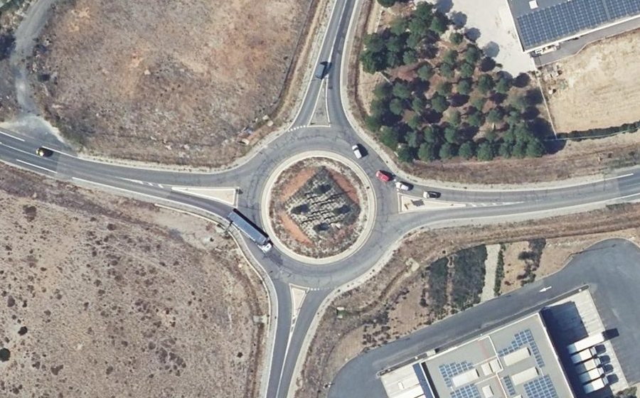 Vue aérienne du Rond-point anonyme n°41847261