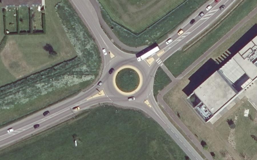 Vue aérienne du Rond-point anonyme n°418623754