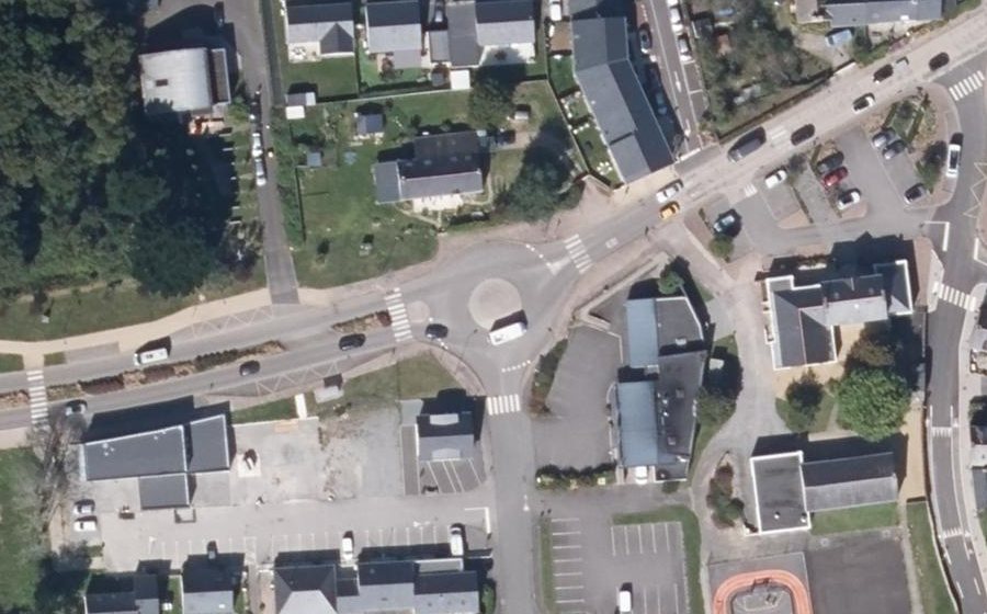 Vue aérienne du Rond-point anonyme n°418625055