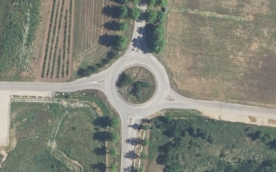 Vue aérienne du Rond-point anonyme n°418678183