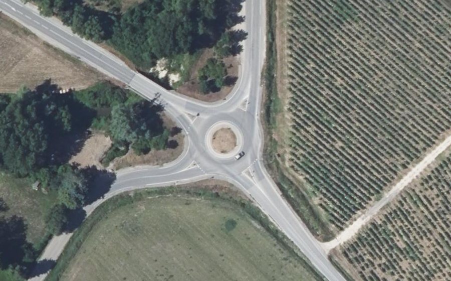 Vue aérienne du Rond-point anonyme n°41875265