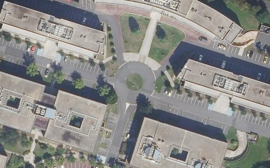 Vue aérienne du Rond-point anonyme n°418992395