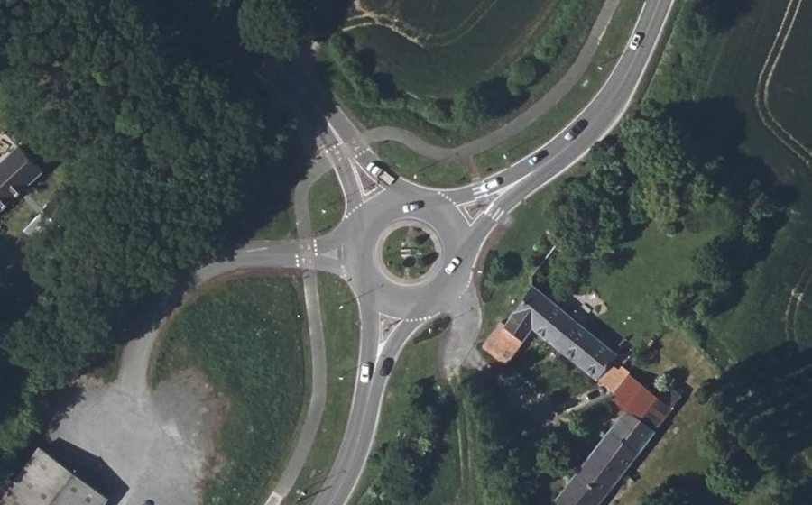 Vue aérienne du Rond-point anonyme n°41900569